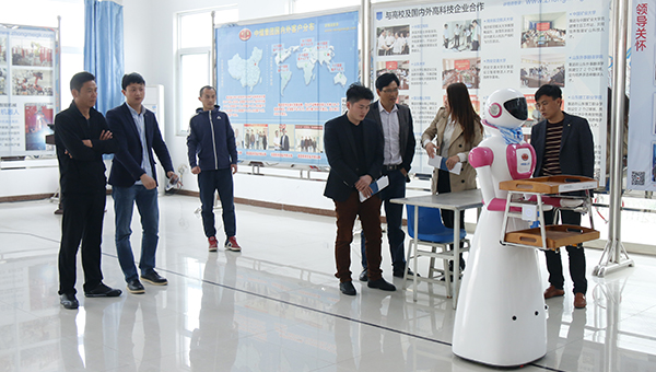 热烈欢迎徐州客商莅临我集团采购智能机器人